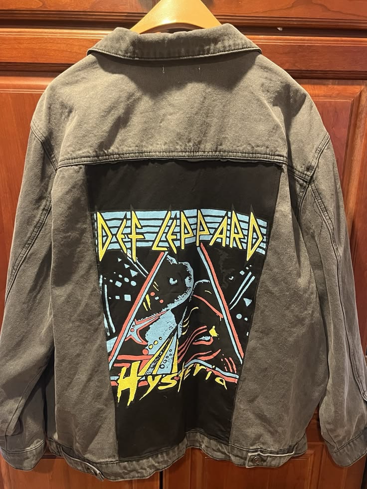 🐆🔥 CHAQUETA JEAN DEF LEPPARD – EL ROCK NUNCA PASA DE MODA 🎸⚡
