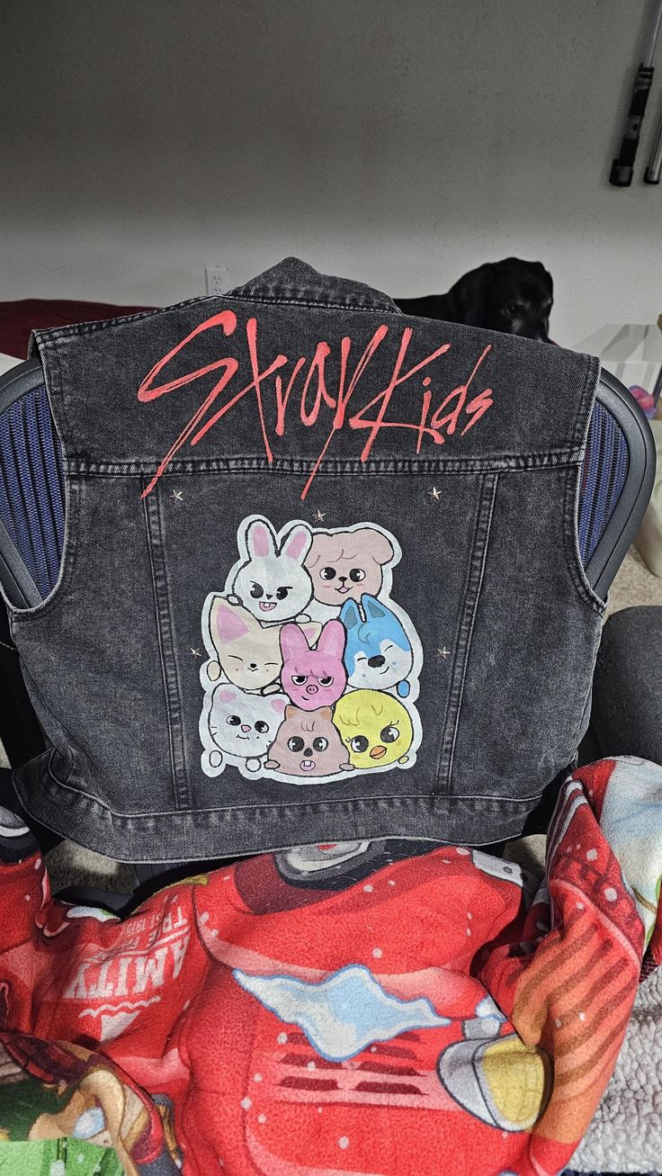 🖤🔥 CHAQUETA JEAN STRAY KIDS – EL OUTFIT QUE TODO STAY NECESITA 🎶✨