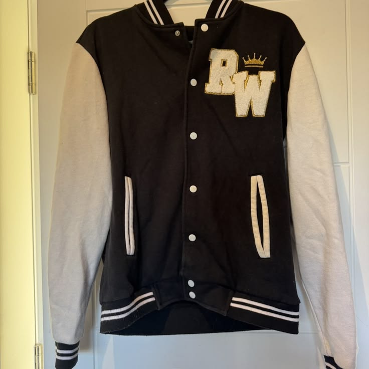 🖤🔥 CHAQUETA BEISBOLERA ROBBIE WILLIAMS – ACTITUD QUE NO PASA DESAPERCIBIDA 🎤✨