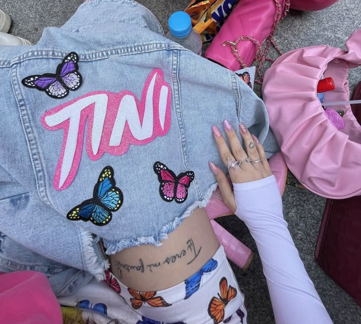💖🔥 CHAQUETA JEAN TINI – EL OUTFIT QUE TODO FAN QUIERE 🎤✨