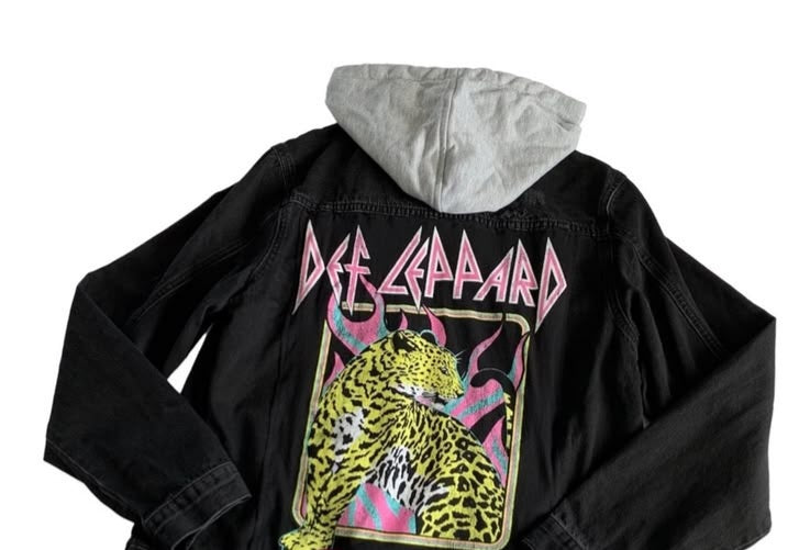 🐆🔥 CHAQUETA JEAN DEF LEPPARD – EL ROCK NUNCA PASA DE MODA 🎸⚡