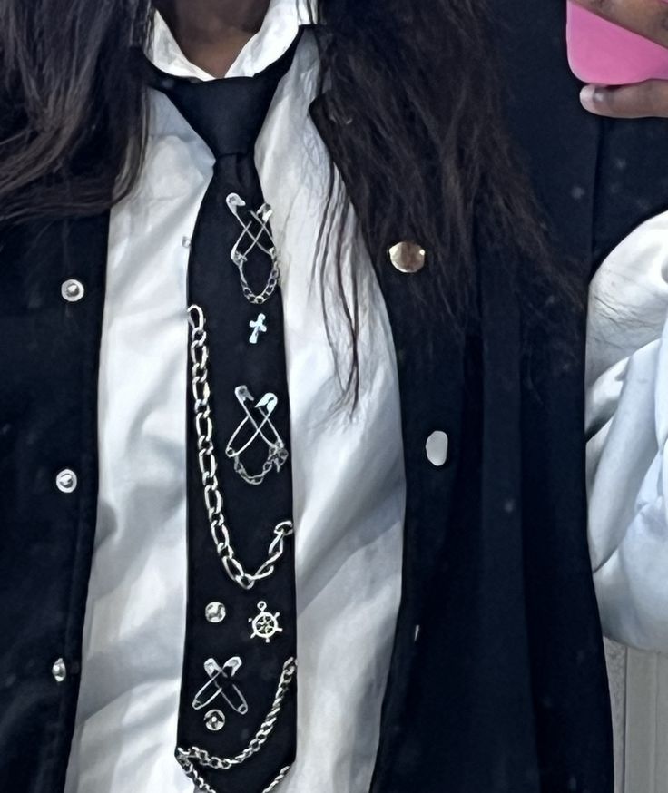 👔💙 CORBATA MORAT YEM 2026 – EL DETALLE QUE COMPLETA TU OUTFIT 🎶✨
